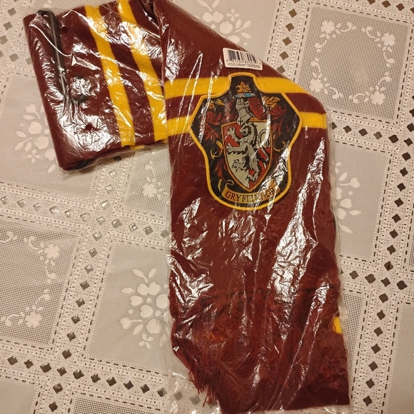 🆕 Harry Potter Gryffindor Patch Knit Scarf, Muticolor, One Size, Muticolor - Picture 10 of 10